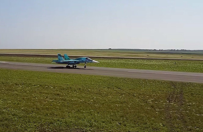 Su-34 vừa có khả năng đánh đất hiệu quả trong khi vẫn có thể đối không mạnh mẽ, đây chính là lý do Nga dùng phi cơ này để thay thế cho Su-30SM và Su-25 cũng như những trực thăng tấn công hạng nặng.