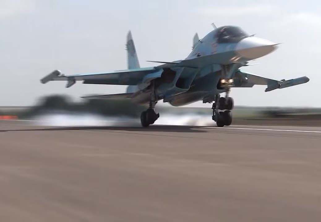 Nga cũng đã thử nghiệm thành công khả năng tích hợp tên lửa không đối không mạnh nhất của nước này là R-77 lên cường kích Su-34.