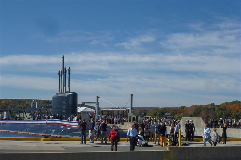 Tàu ngầm Virginia được trang bị hệ thống ống phóng thẳng đứng (12 ống) và 4 ống phóng ngư lôi 533mm. Tuy tàu ngầm lớp Virginia có khả năng được trang bị vũ khí hạt nhân, nhưng nó chỉ được trang bị các loại vũ khí răn đe thông thường. Tàu có thể mang theo 40 tên lửa hành trình đối đất Tomahawk cũng như có khả năng chống tàu mặt nước và chống tàu ngầm với các ngư lôi Mark 48. Ngoài ra tàu ngầm được biên chế thêm các lực lượng biệt kích hoạt động cho các nhiệm vụ trên bờ.