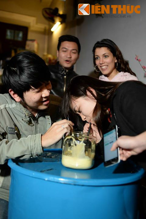 Thử thách uống cafe trứng là hoạt động nhân dịp Valentine 2015 diễn ra tại Art Zone - một hội quán, xóm cafe dành cho dân nhiếp ảnh ở Hà Nội. Hoạt động đặc biệt dành cho đối tượng các cặp đôi, bạn trẻ muốn tạo kỷ niệm và vui chơi trong ngày lễ tình nhân.