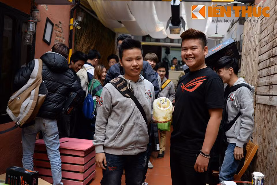 Hình ảnh những bạn trẻ khoe "chiến tích" chinh phục thử thách 2 lít cafe trứng trong vòng 3 phút. Hoạt động này vừa giống như một chiêu kinh doanh sáng tạo, vừa có ý nghĩa tạo niềm vui cho các bạn trẻ trong dịp Valentine năm nay.