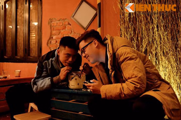 Tuy nhiên, anh Hùng cũng cho biết, sau khi đọc thông tin về thử thách cafe trứng, một số bạn trẻ dù không thường lui tới Art Zone nhưng vẫn tìm đến đây, dẫn theo người yêu, bạn bè để thử sức.