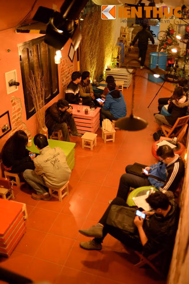 Hội quán Art Zone là địa chỉ mới cho giới trẻ Hà thành, đặc biệt là những người yêu thích, đam mê nghệ thuật nhiếp ảnh. Không đơn thuần là một quán cafe mà còn bao gồm studio chụp ảnh nghệ thuật, thời trang, buôn bán và giao lưu phụ kiện phục vụ nhiếp ảnh.