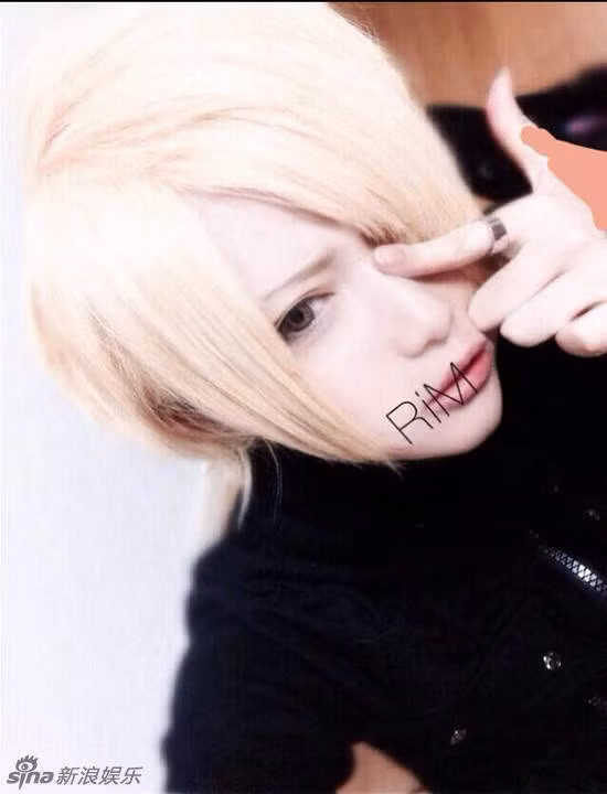 Do được nhiều bạn bè nhận xét là có khuôn mặt mỹ nam và hợp với kiểu tóc ngắn, cô gái trẻ quyết định giả trang thành con trai và đã thành công mỹ mãn.