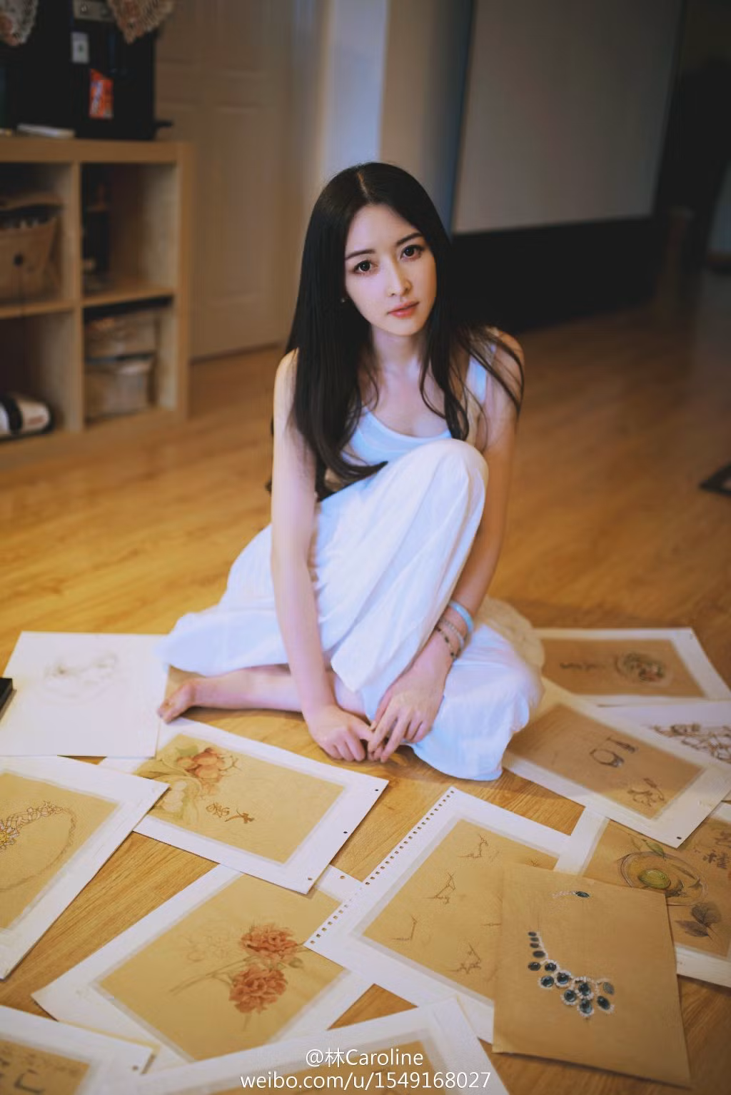 Lý Hiểu Lâm đã tốt nghiệp Đại học Thiết kế Công nghiệp Giang Nam, chuyên ngành thiết kế công nghiệp từ năm 2006. Nhưng sau khi tốt nghiệp cô lại đi làm công việc của một dân văn phòng.