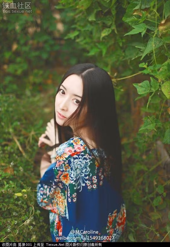 Trong một số bức ảnh với phong cách ăn mắc truyền thống, hình ảnh Lý Hiểu Lâm toát lên cái vẻ lãng mạn, tinh tế của một người nghệ sĩ.