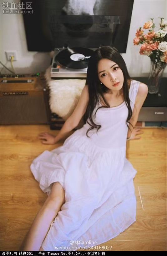 Vẽ đẹp và có đầu óc sáng tạo, Lý Hiểu Lâm còn khiến nhiều bạn trẻ mê mệt bởi chính ngoại hình của cô. Các trang mạng xã hội của Trung Quốc những ngày này đăng tải khá nhiều hình của nữ họa sĩ trẻ xinh đẹp Lý Hiểu Lâm với đôi mắt to, nét mặt thoáng buồn đầy vẻ mộng mị.