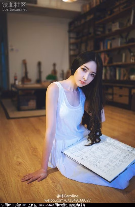 Ngoài bộ tranh độc đáo, những người thưởng thức nghệ thuật còn bắt đầu để ý tới nữ họa sĩ tác giả của nó. Và thật bất ngờ, chủ nhân của bộ tranh đang gây sốt lại là một cô gái trẻ đẹp khiến nhiều người say đắm ngay từ cái nhìn đầu tiên.