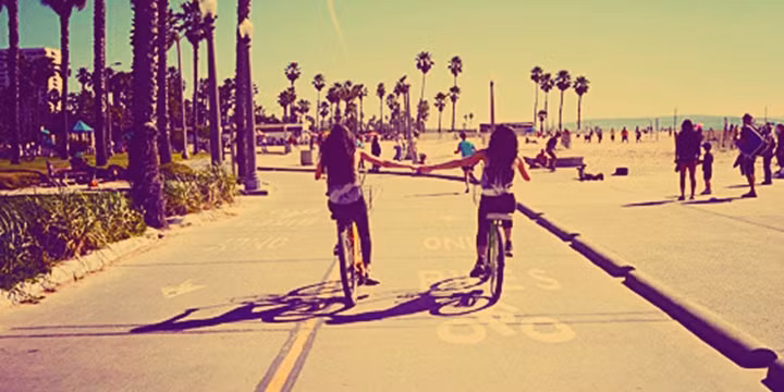 Nếu bạn và bạn thân của bạn vẫn đang FA - còn gì bằng nữa! Ngày Valentine sẽ là ngày quậy phá của hai thanh niên "ế". Qua đó, hai người có thể dễ dàng thấu hiểu và lắng nghe hơn.