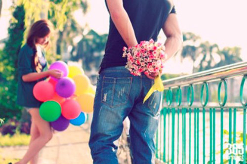 Hãy để chính người bạn thân mang lại cho bạn những điều bất ngờ trong ngày lễ tình nhân. Một cô gái được "thằng bạn thân" tặng hoa trong ngày Valentine? Đừng dại dột mà từ chối và cũng đừng nghĩ "hắn" có âm mưu gì nhé. Đơn giản, "hắn" chỉ muốn làm bạn vui vẻ mà thôi.