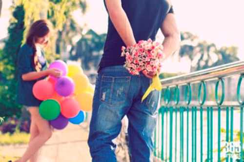 Hãy để chính người bạn thân mang lại cho bạn những điều bất ngờ trong ngày lễ tình nhân. Một cô gái được "thằng bạn thân" tặng hoa trong ngày Valentine? Đừng dại dột mà từ chối và cũng đừng nghĩ "hắn" có âm mưu gì nhé. Đơn giản, "hắn" chỉ muốn làm bạn vui vẻ mà thôi.