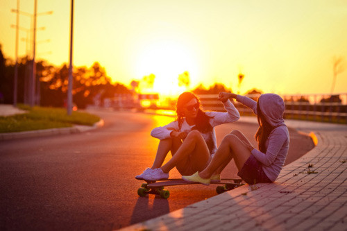 Người yêu không giống như bạn thân. Đi với bạn thân, bạn sẽ chẳng phải lo đến chuyện giữ hình ảnh của mình, cũng chẳng phải sợ những vụ cãi vã chẳng có lý do, càng không sợ "chia tay bất thình lình".