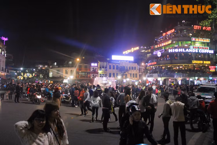 Nơi tập trung đông người nhất là quanh đài phun nước, dưới chân tòa nhà Hàm Cá Mập.