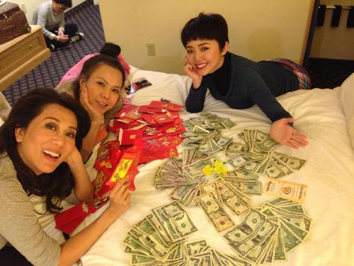 Bạo dạn hơn, một số bạn trẻ còn khoe ảnh nằm bên cạnh một đống tiền và gọi đó là tiền lì xì để khoe bản thân có vẻ như "được nhiều người yêu quý" lì xì nhiều, khoe nhiều mối quan hệ nên được nhiều tiền mừng tuổi. Ảnh minh họa.