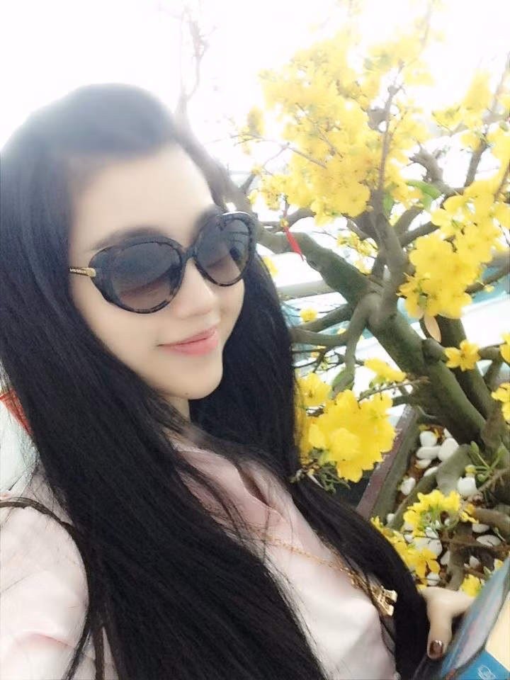 Khoe du xuân, khoe đi chơi Tết. Phấn khởi với cảnh sắc mùa xuân đẹp mắt, các bạn trẻ vừa đi chơi, vừa chụp ảnh kỷ niệm, check-in địa điểm và chia sẻ lên mạng để khoe với bạn bè về những chuyến du xuân của mình.