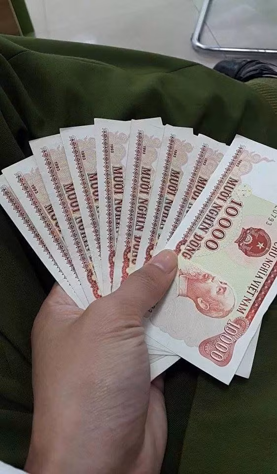 Khoe tiền mới, tiền đã ngừng sản xuất, tiền liền số sê ri... cũng là một thú khoe khoang nữa của giới trẻ trong dịp Tết Nguyên Đán.