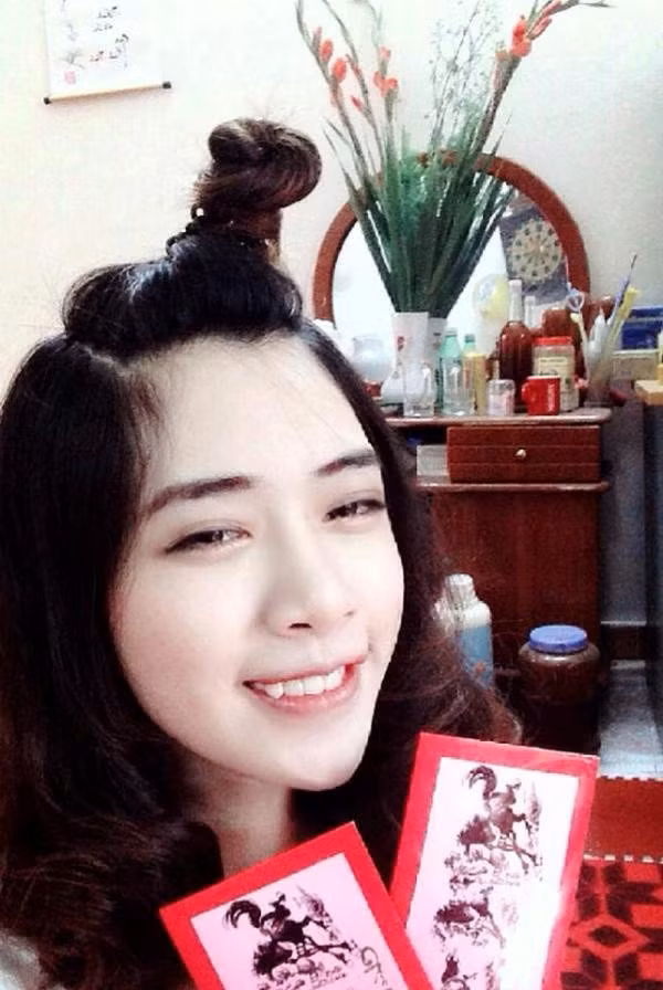 Cách khoe tiền lì xì đáng yêu nhất là các bạn gái trang điểm mặt thật xinh, cầm phong bao lì xì và "tự sướng" trong nhà.