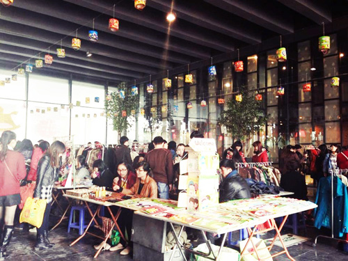 Khoe sắm Tết. Sắm Tết là một công việc thú vị và hấp dẫn các bạn trẻ. Sẽ chẳng có gì là lạ khi một cô gái đi chợ Tết, mua sắm quần áo mới và chụp một bức ảnh "tự sướng" trong khung cảnh người đông đúc để chia sẻ lên Facebook với dòng status "Sắm Tết mệt quá"...