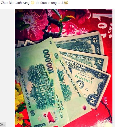 Khoe lì xì Tết. Lì xì luôn là món quà mà bất cứ bạn trẻ nào cũng mong muốn có được trong những ngày đầu xuân. Facebook những ngày Tết tràn ngập những bức ảnh chụp tiền mệnh giá lớn, tiền đô la, những phong bao lì xì...