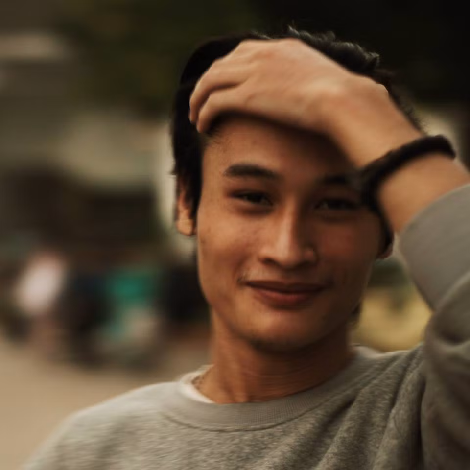 Bạn trẻ Nguyễn Đức Anh (23 tuổi, phượt thủ, người chơi Parkour, Tuyên Quang) chia sẻ cảm thấy khá buồn vì dịp Valentine không thể ở gần người yêu do bận nhiều công việc. Để an ủi người yêu, chàng trai này đã quyết định... nhờ những "quân sư quạt mo", những người bạn thân giúp đỡ.