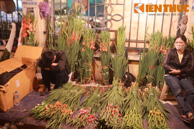 Buôn bán cả đêm, nhiều người không giấu được vẻ mệt mỏi.