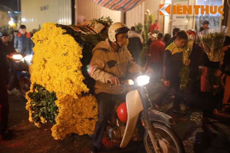 Dân buôn từ các vùng ngoại thành, tỉnh lẻ đổ về đây mang theo rất nhiều mặt hàng hoa khác nhau, tranh thủ kiếm lời trong những ngày cuối cùng của năm.