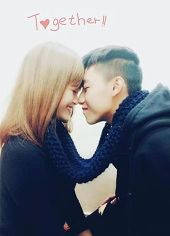 Hot boy dancesport Tuấn Đạt và hot girl Kiều Phạm dành tặng nhau những cử chỉ âu yếm, quàng chung khăn và đăng ảnh "tự sướng" đáng yêu.