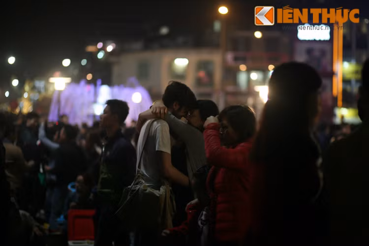 Đặc biệt là các cặp đôi trẻ tuổi. Họ không ngần ngại thể hiện cảm xúc, những động tác âu yếm với người yêu. Ảnh: Dương Hường