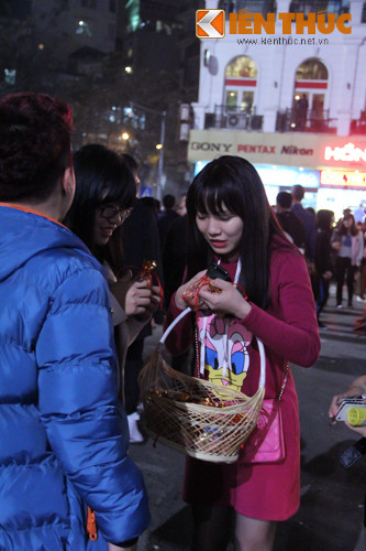 Họ đon đả, tươi vui, vừa bán hàng và cũng sẵn sàng tặng quà cho những vị khách người nước ngoài vui tính.