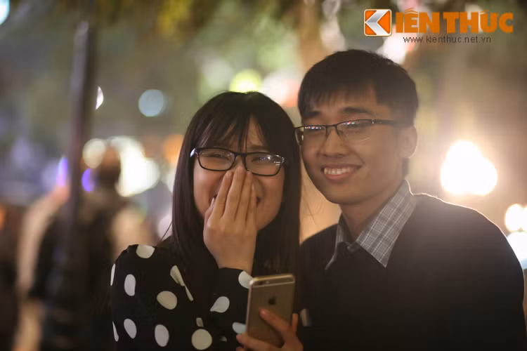 Các cặp đôi người Việt lại tỏ ra khá thẹn thùng khi bắt gặp ống kính phóng viên. Ảnh: Dương Hường