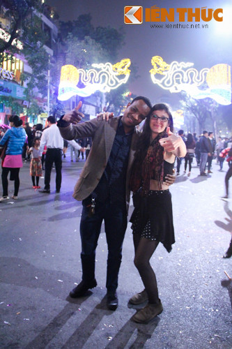 Anh Adam và chị Miley, người Mỹ lần đầu tiên đón Tết ở Việt Nam lại cho biết họ rất thích thú khi thấy cảnh người dân Hà Nội tươi vui, đổ dồn về Hồ Gươm và hô vang mỗi khi chiêm ngưỡng những quả pháo hoa đẹp mắt.