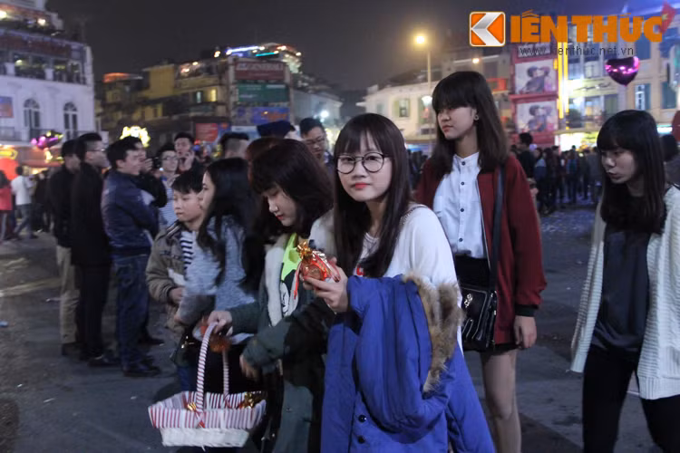 Các bạn trẻ người Việt cũng lại là những "nhân vật chính" làm cho đêm giao thừa thêm nhiều màu sắc. Tại khu vực hồ Hoàn Kiếm, trước và sau giao thừa, có rất nhiều cô gái xinh đẹp, ăn mặc đẹp, đáng yêu xách giỏ bán diêm, muối lấy may.