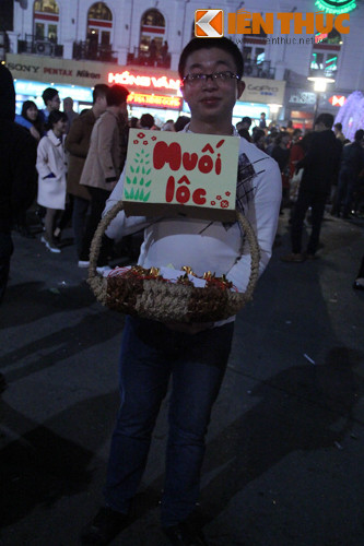 Theo Minh Vũ, 26 tuổi, năm nào cậu cũng đi bán muối lộc đêm giao thừa, dù lãi không nhiều nhưng đây đã là thói quen và việc làm mang đến cho cậu rất nhiều niềm vui.