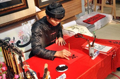 Cũng có những bạn trẻ vì nặng lòng với Tết xưa mà đem những hiểu biết, ký ức của mình để tái hiện lại một phần nào đó những hình ảnh giản dị của thời Tết còn nghèo khó, còn kém xung túc.