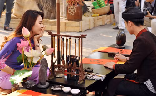 Giới trẻ hiện đại cũng có không ít người đặc biệt rất thích hồi tưởng về Tết truyền thống ngày xưa. Họ đến những con phố ông đồ, xin chữ, xin lộc ngày Tết như một cách giữ gìn những kỷ niệm xưa cũ và cầu may mắn cho năm mới.