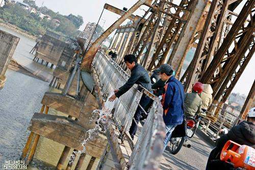 Năm nào chuyện người dân thả cá chép, thả luôn cả túi nilon xuống sông, hồ, gây ô nhiễm môi trường cũng được phản ánh trên báo chí. Điều này làm ảnh hưởng rất lớn đến nét đẹp của một phong tục quen thuộc của người dân Việt.