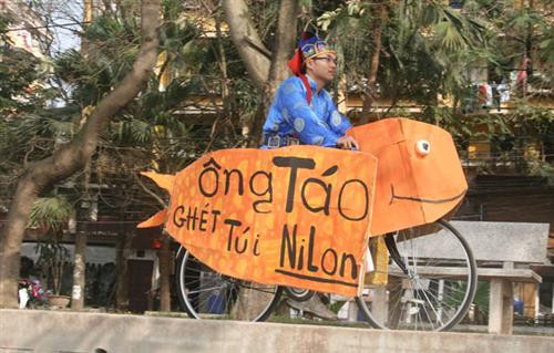 Hình ảnh các bạn trẻ, tình nguyện viên với nhiều cách lan truyền thông điệp bảo vệ môi trường trong ngày ông Công ông Táo cũng xuất hiện trên khắp các mặt báo, trang mạng.