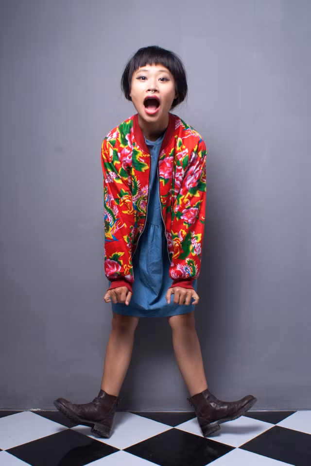 Họa tiết chăn con công nay còn được pha trộn với nhiều phong cách thời trang hiện đại.