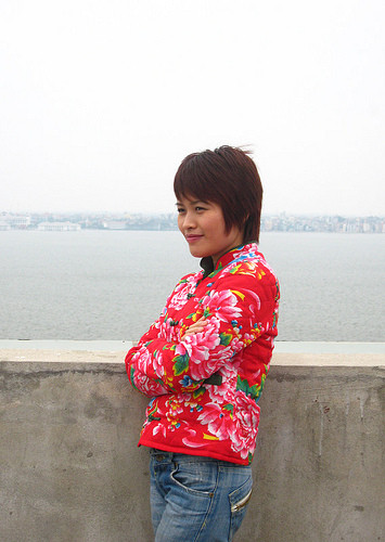 Nhiều bạn trẻ sẵn sàng bỏ thời gian lùng mua hoặc đặt may những chiếc áo có họa tiết chăn con công. Với họ, những họa tiết và màu sắc này gợi nhắc lại nhiều kỷ niệm trong quá khứ, đặc biệt là đối với ai đã từng trải qua vài năm của thời kỳ bao cấp.