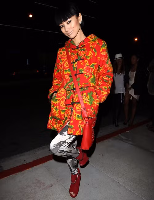 Thậm chí, một số người mẫu còn sử dụng thời trang chăn con công để mặc khi đến tham dự một số sự kiện. Điều này cho thấy thời trang chăn con công đã trở nên hot và phổ biến đến mức độ nào.