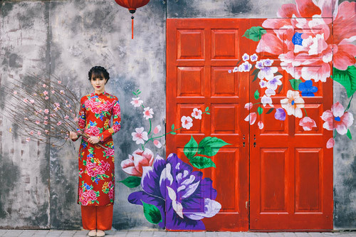 Một bộ phận giới trẻ hiện nay có thiên hướng sống khá hoài cổ, họ thường thích lục tìm về quá khứ, sử dụng những món đồ, trang phục mang đậm chất của một thời kỳ đã qua.