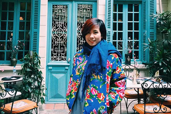 Chăn con công là một thứ như vậy. Màu sắc và họa tiết của những tấm vải chăn con công rất được những người trẻ ưa hoài hoài cổ ưa chuộng. Với con mắt nhìn hiện đại và óc sáng tạo, giới trẻ đã biến những miếng vải chăn con công thành nhiều sản phẩm đẹp mắt.