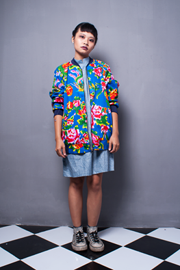 Một vài shop thời trang ở Hà Nội bán những chiếc áo bóng chày, áo hoodie với họa tiết chăn con công gây ấn tượng với rất nhiều bạn trẻ.