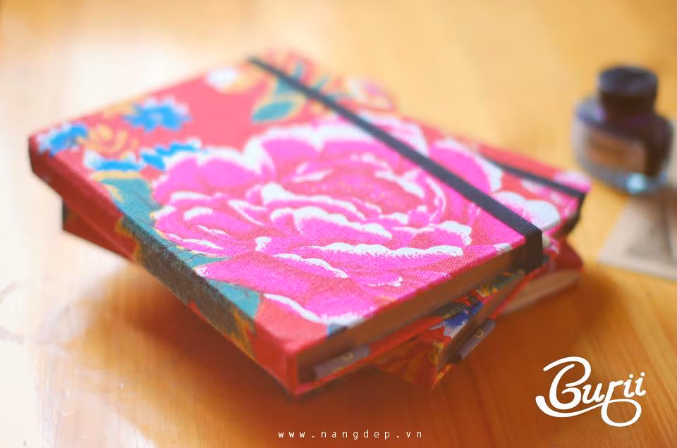 Quyển sổ tay với phần bìa được làm bằng vải chăn con công làm mê mẩn biết bao cô gái.