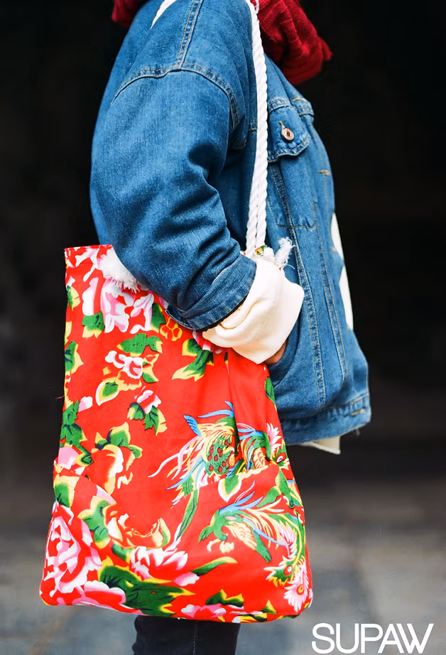 Không chỉ quần áo, các bạn trẻ còn sử dụng họa tiết chăn con công trên nhiều đồ dùng khác như túi xách, giày dép, khăn quàng cổ...