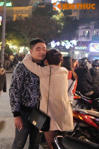 Các gia đình, cặp đôi tập trung ở đây chụp ảnh, trò chuyện và chờ đón những màn ca múa nhạc, biểu diễn nghệ thuật và nhất là màn pháo hoa giao thừa.