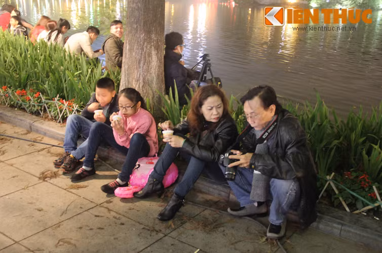 Rất nhiều phó nháy, thợ chụp ảnh đã có mặt từ sớm, ngồi sát ven Hồ Gươm để "xí chỗ" đẹp đón thời khắc Năm mới.