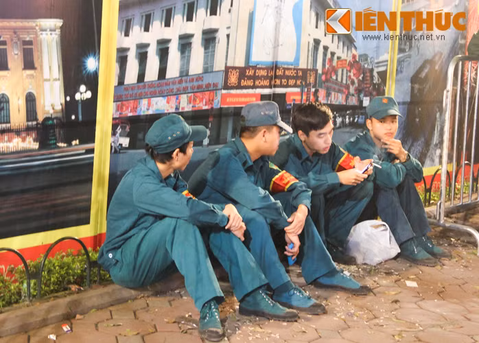 Tại các trận địa pháo hoa, lực lượng an ninh, bảo vệ vẫn đang túc trực, chờ giờ khai hỏa đêm Giao thừa, phục vụ người dân. 