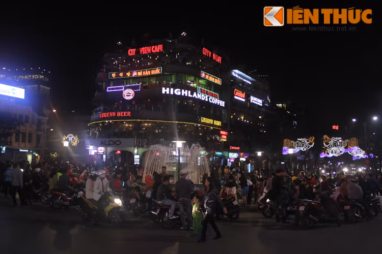 Từ khoảng 8h tối, khu vực quanh hồ Hoàn Kiếm, giao thông bắt đầu ùn ứ do lượng lớn người đổ về đây vui chơi, chờ đón giao thừa 2015.