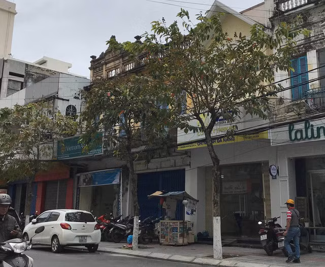 Ngôi nhà màu vàng (thứ hai từ phải sang) ông Hồ Ánh nhận ủy quyền để sử dụng.